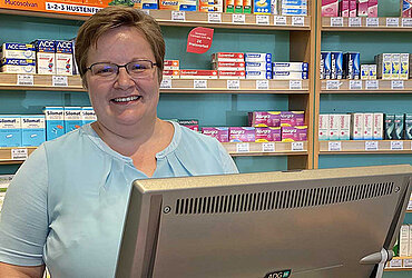 Apothekerin Dr. Anke Sass mit ADG Kassensystem in der St. Georg Apotheke in Bamberg