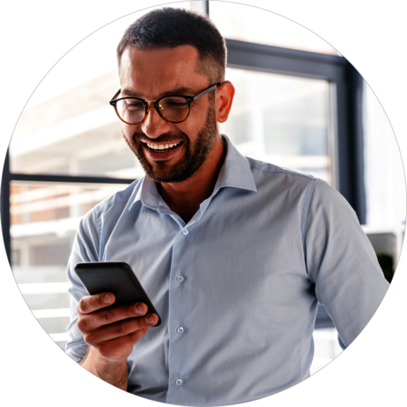 Mann schaut auf sein Smartphone