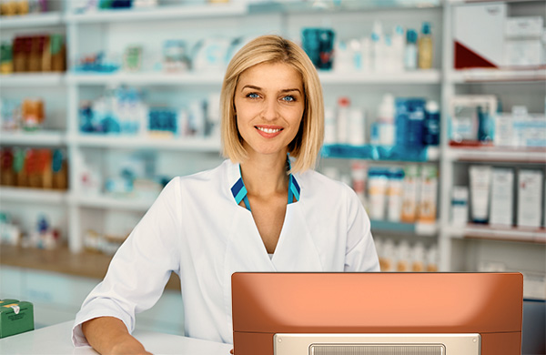 Apothekerin steht vor ADG Kasse