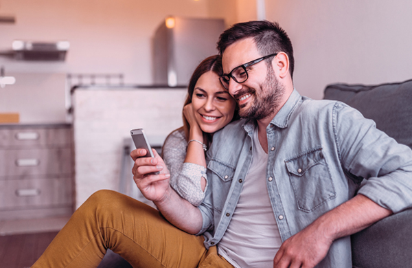 Mann und Frau gemeinsam am Smartphone