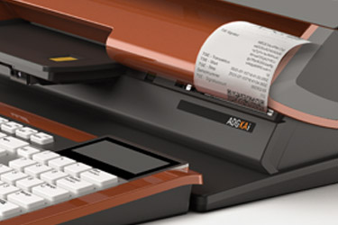 Apothekenkasse mit Tastatur, integriertem Drucker und Bildschirm, der einen gedruckten Beleg mit TSE-Transaktionsdaten zeigt