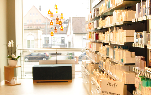 Blick in die Offizin der Stadt Apotheke in Nürtingen