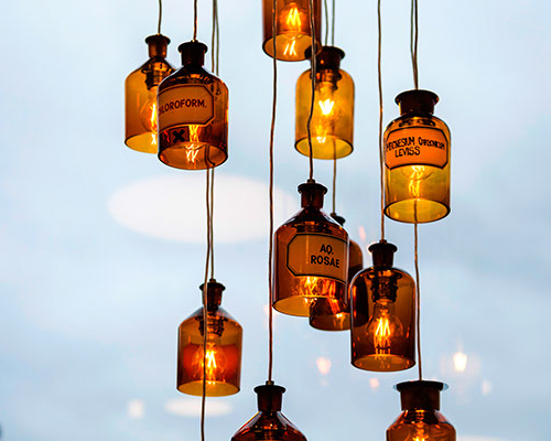 Dekoration am Fenster der Stadt Apotheke in Nürtingen