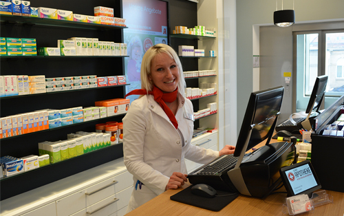 Mitarbeiterin am HV-Tisch der Stadt Apotheke in Nürtingen