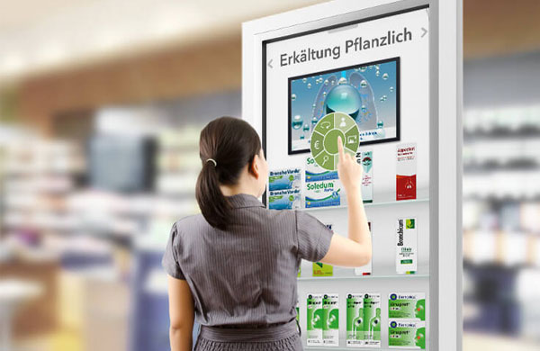 Frau bedient ADG vplus Digitale Freiwahl