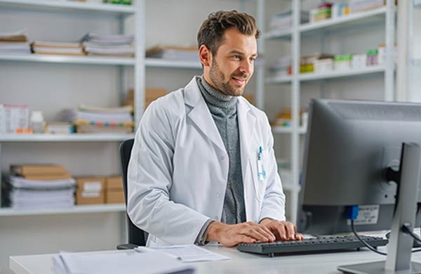 Apotheker im Backoffice a PC