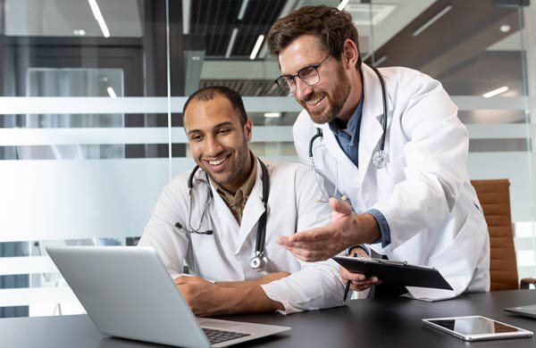 Zwei Ärzte schauen auf Laptop